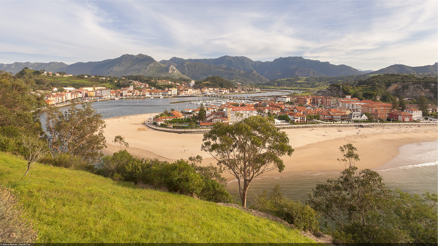 En esta panorámica de Ribadesella se puede observar la Ermita de La Guía | Juan de Tury