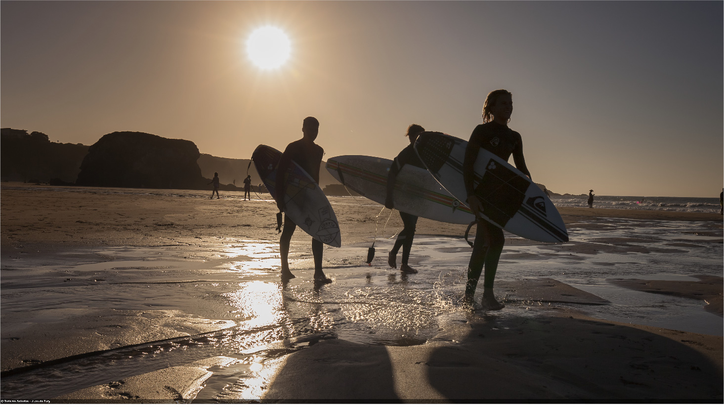 Varios surferos disfrutan de la playa de Penarronda en Castropol | Juan de Tury