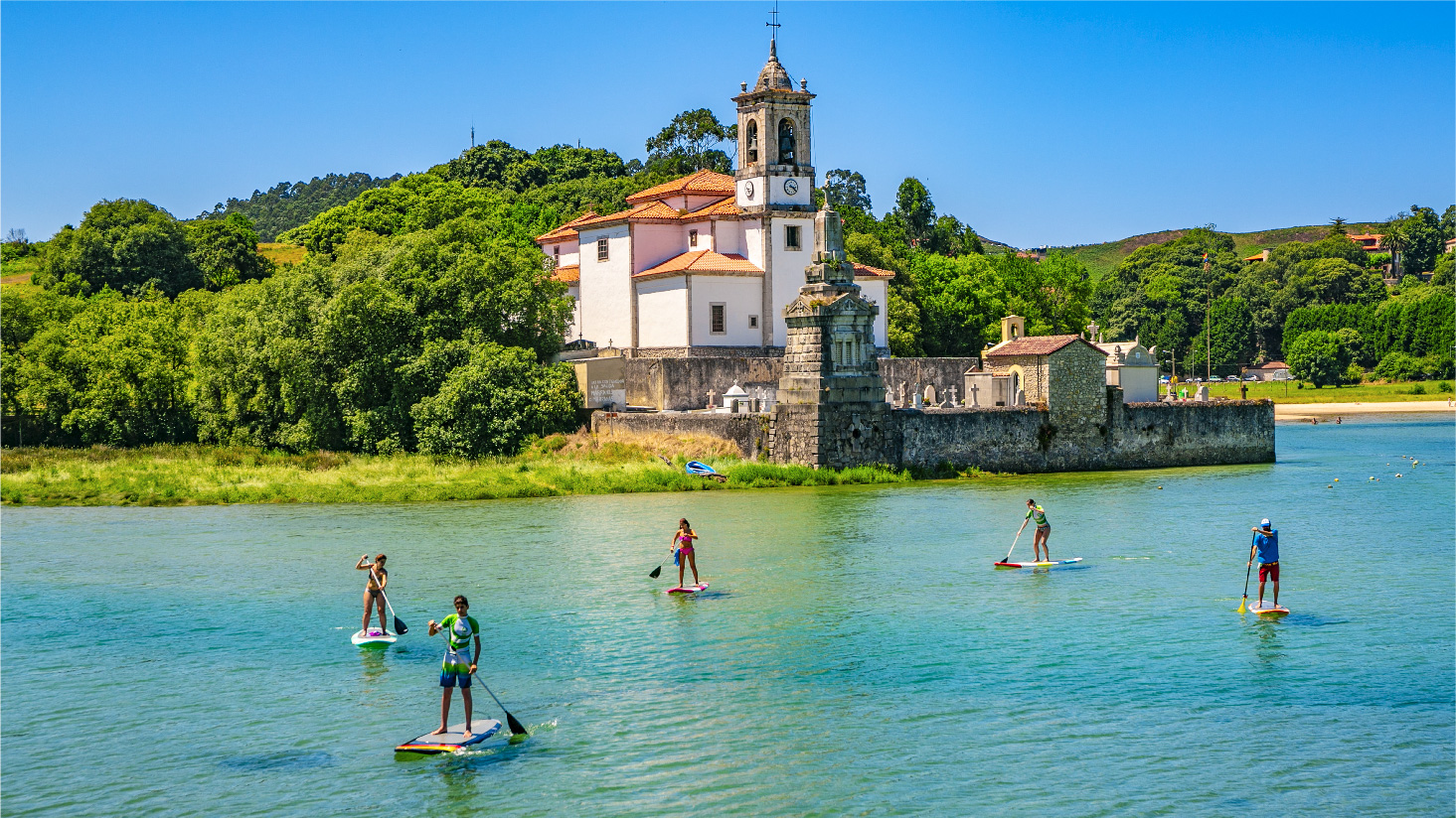 Varias personas hacen Paddle Surf ​en la Ensenada de Niembro|Niembru | Gonzalo Azumendi
