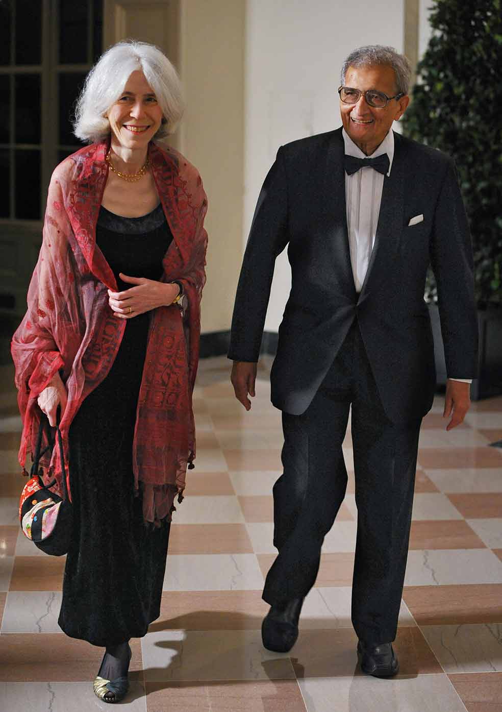 Emma Rothschild es su esposa actual.