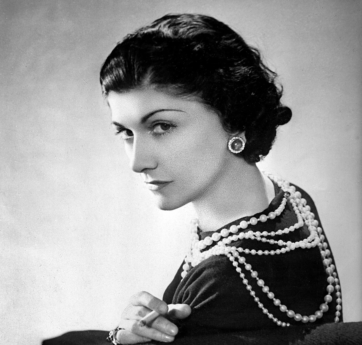 Una infancia atroz, relaciones masoquistas... El expediente secreto de Coco Chanel 